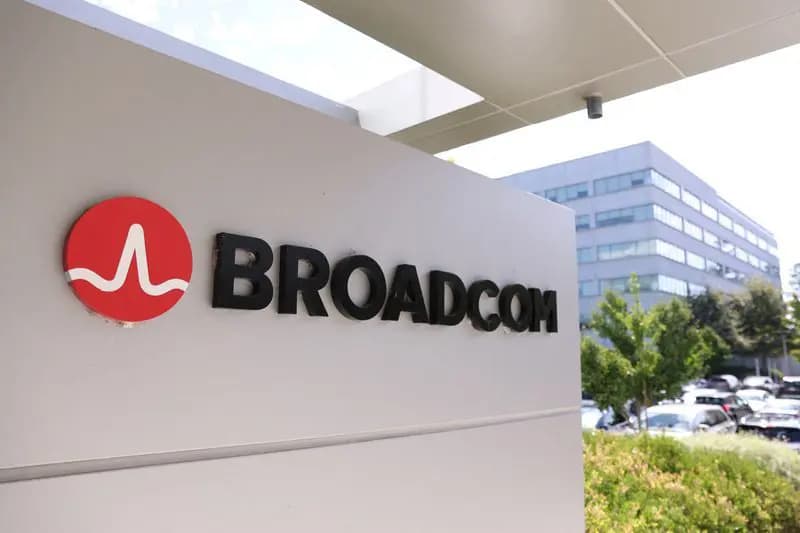 Apple signs a $30 billion chip deal with Broadcom, expanding US semiconductor production at its Colorado factory.