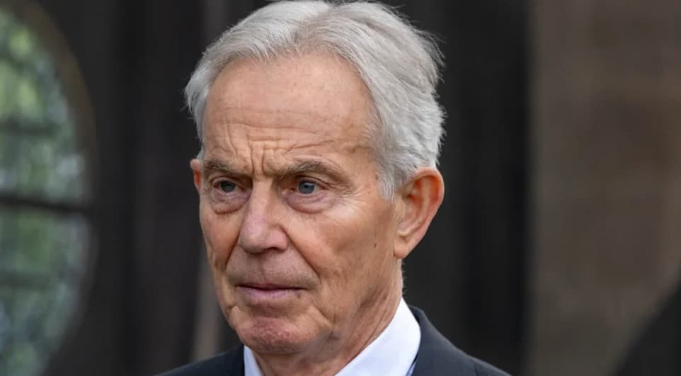 Tony Blair criticising Keir Starmer’s Labour government amid UK political turmoil, highlighting leadership tensions, economic policy disputes, and concerns over Labour’s future direction.